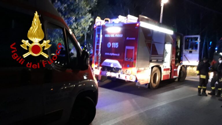 Fontanarosa, auto sbanda e finisce fuori strada: ragazzi in ospedale