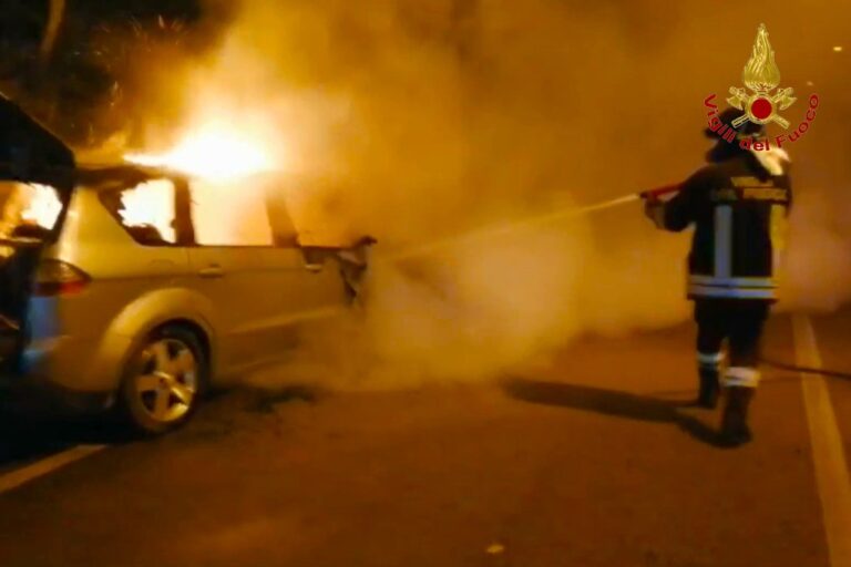 VIDEO / Monteforte Irpino, veicolo a fuoco: salve le tre persone a bordo