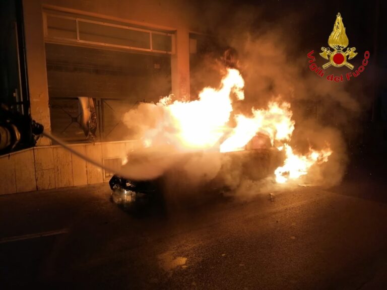 Solofra, auto incendiata: indagini in corso