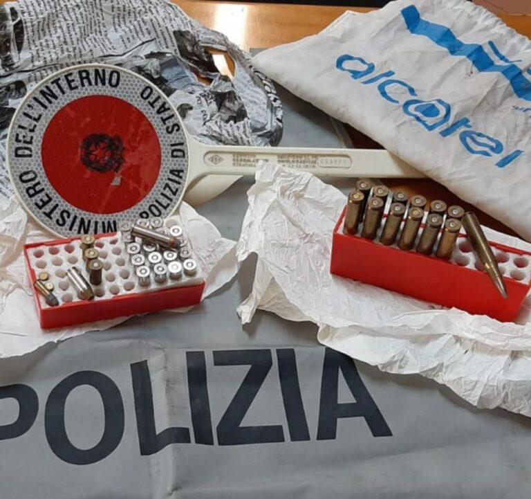 Munizioni, pistola e revolver ritrovati nella periferia di Lauro