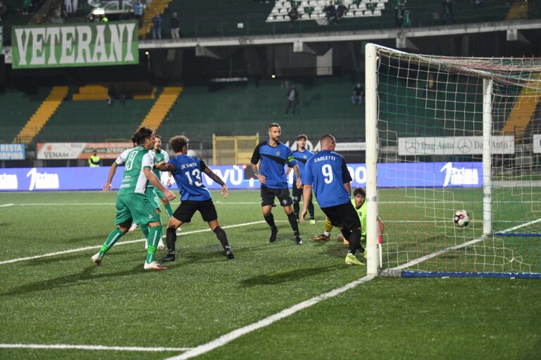 Il campionato dei lupi – Biancoverdi abbonati al segno X: finisce in parità anche contro il Latina, tra fischi e nervi a fior di pelle