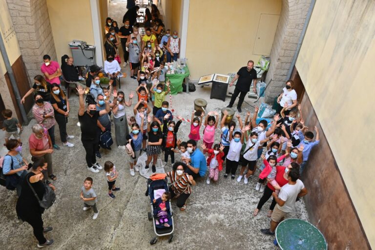 Colori, creatività e un mare di bambini. Prata, al via il “Summer Camp”