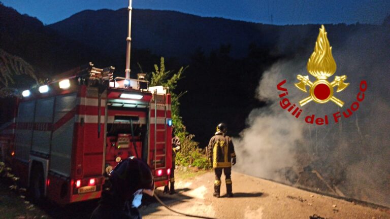 Serino, le fiamme distruggono un ponte in legno: nessun ferito