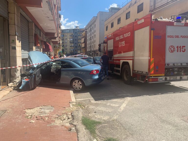 FOTO/ Auto contro palazzo, paura a via Degli Imbimbo: soccorsa una donna