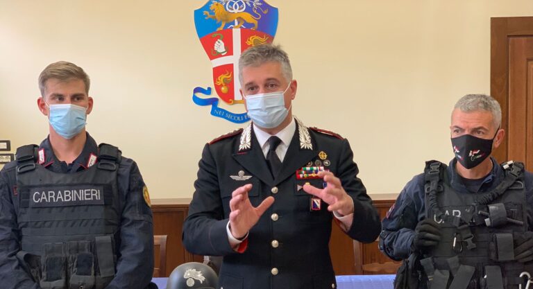 VIDEO/ Arroccato in un fortino con armi e un fucile artigianale: i dettagli dell’arresto del boscaiolo di Montella