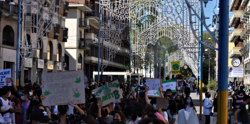 FOTO / Sciopero per il clima, i giovani di Avellino: “La nostra lotta non si ferma”