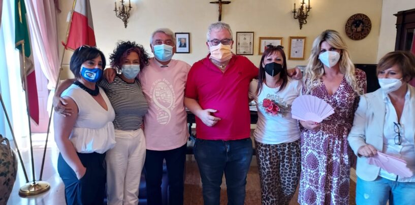 Tumori al seno, il popolo in rosa pronto ad incamminarsi: Biancardi testimonial, corteo aperto da donne in bici