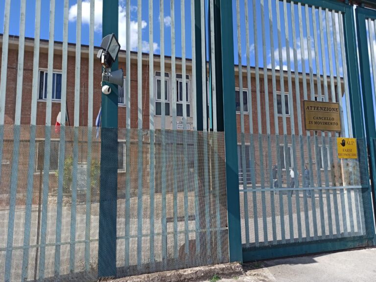 Perquisizione straordinaria a Bellizzi, scoperti 10 telefonini e hashish