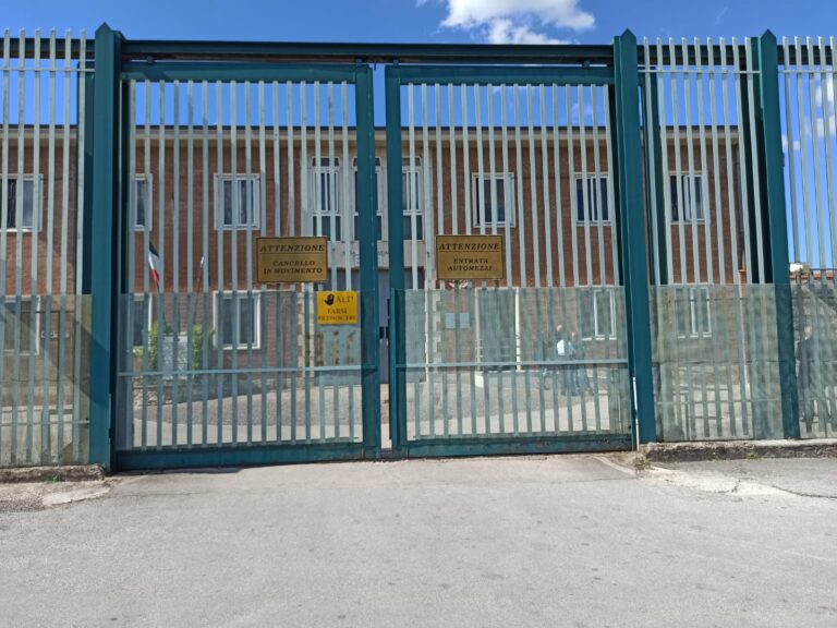 Cappellano minacciato in carcere, aggrediti due agenti penitenziari