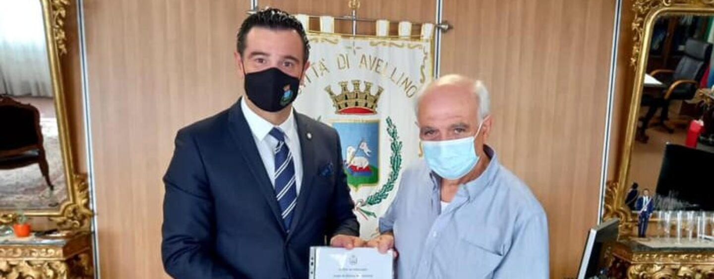 Trova somma di denaro per strada e la consegna ai vigili, il sindaco: “Grande esempio di civiltà e generosità”