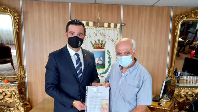 Trova somma di denaro per strada e la consegna ai vigili, il sindaco: “Grande esempio di civiltà e generosità”