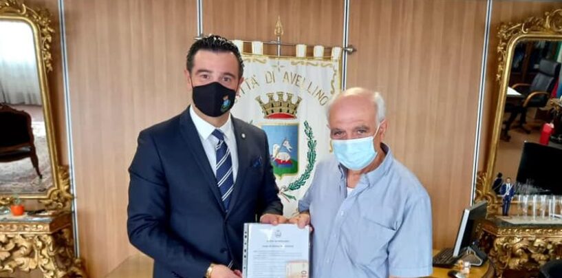 Trova somma di denaro per strada e la consegna ai vigili, il sindaco: “Grande esempio di civiltà e generosità”