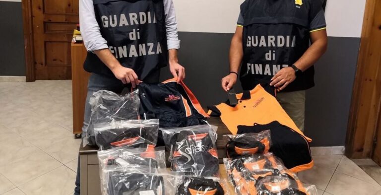 Scoperte nel napoletano due fabbriche del falso: 6.000 gli articoli sequestrati
