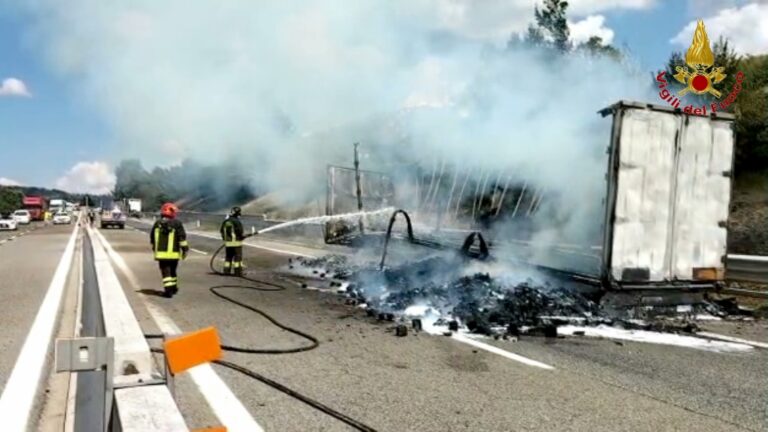 FOTO E VIDEO / Flumeri, autoarticolato in fiamme sull’A16: autostrada chiusa per ore
