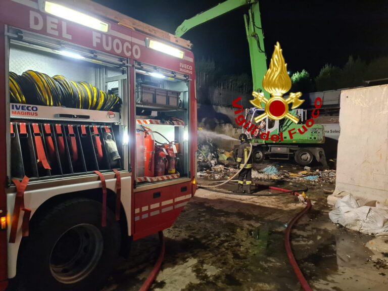 VIDEO / Montefredane: in fiamme azienda di trattamento rifiuti