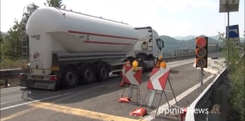 Ofantina, i lavori infiniti del ponte di Manocalzati: file interminabili e automobilisti che passano col rosso. L’Anas annuncia riapertura cantiere/VIDEO