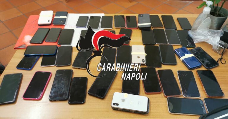 Napoli, 55 telefoni nel suo zaino, molti rubati: 24enne denunciato