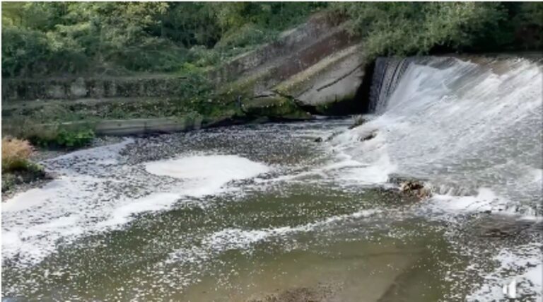 Schiuma bianca nel fiume Prata 18 ottobre 2021