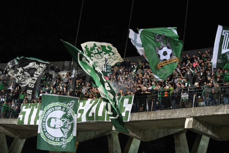 Avellino, duro comunicato della Curva Sud: “La società ha scelto di stare contro di noi”