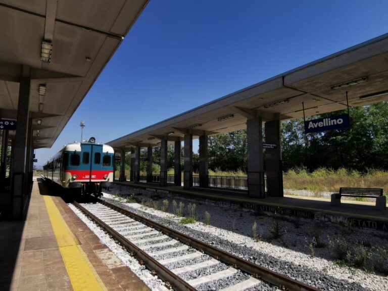 Riparte il treno del paesaggio “Irpinia Express” tra escursioni, degustazione di prodotti tipici e vini del territorio