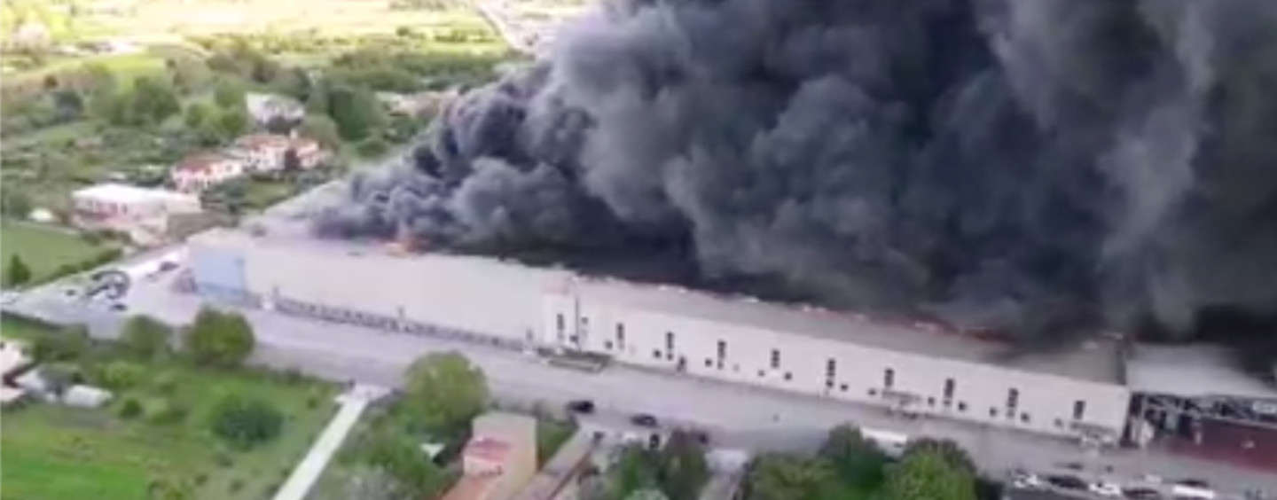 Incendio Airola: “Chiudete le finestre e lasciate le case se invase dal fumo”. Disagi anche a Capodichino