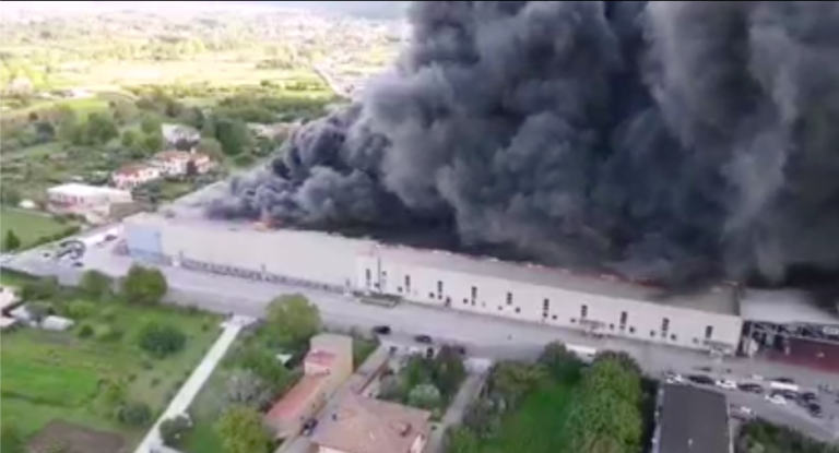 Incendio Airola: “Chiudete le finestre e lasciate le case se invase dal fumo”. Disagi anche a Capodichino