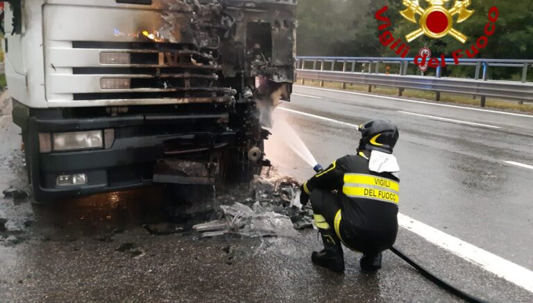 Autotreno in fiamme sull’A16: pronto intervento dei caschi rossi