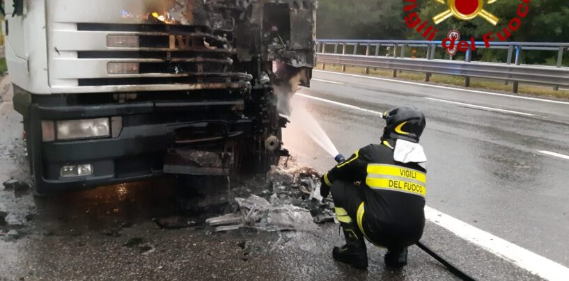 Autotreno in fiamme sull’A16: pronto intervento dei caschi rossi