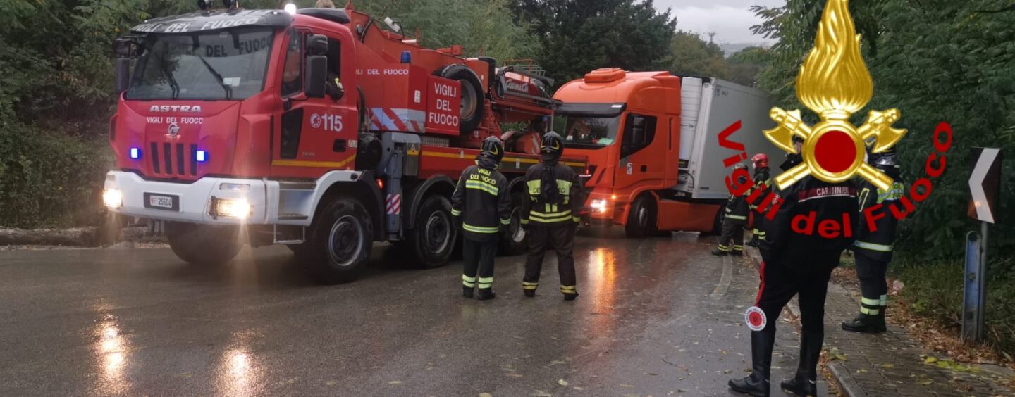 Atripalda, camion che trasporta ortofrutta finisce fuori strada: recuperato con l’autogru