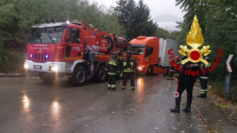 Atripalda, camion che trasporta ortofrutta finisce fuori strada: recuperato con l’autogru