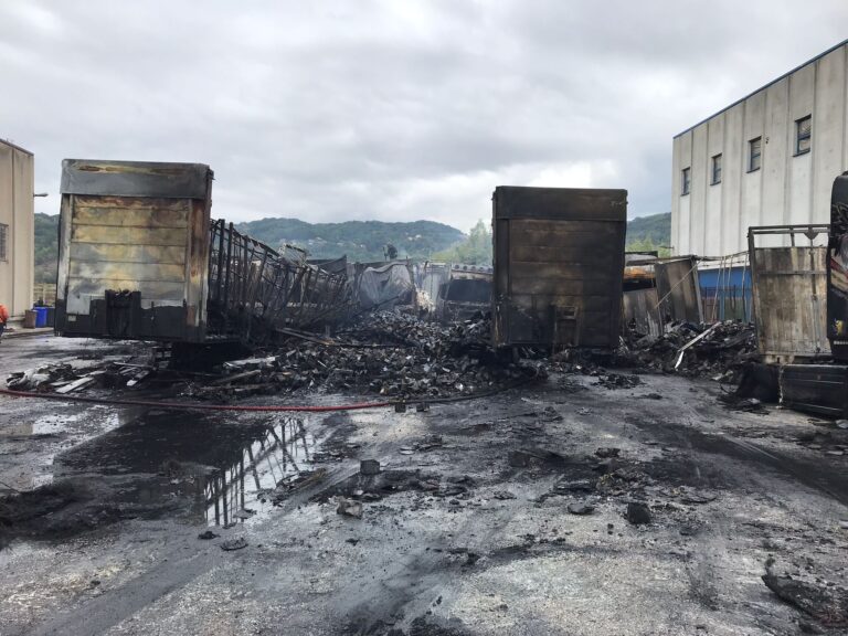 VIDEO-FOTO/ Scuola e asilo a 500 metri dal maxi-rogo di Arcella: l’incendio è di natura dolosa