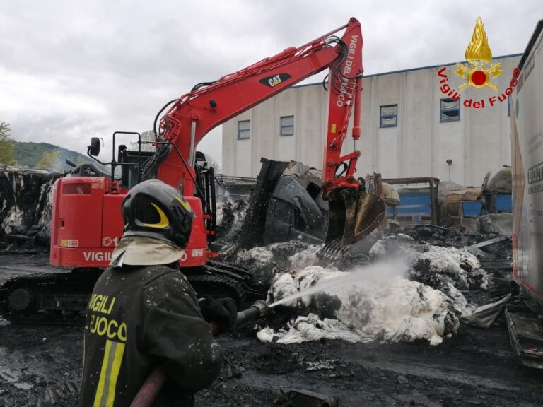 VIDEO / Montefredane: ancora in corso lo spegnimento dell’incendio