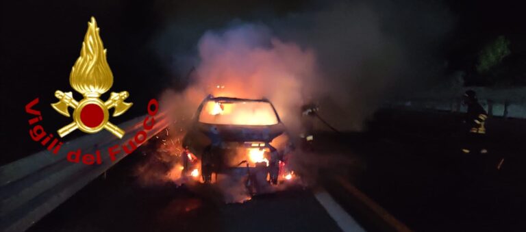 Autovettura in fiamme sull’A16: salvo il conducente