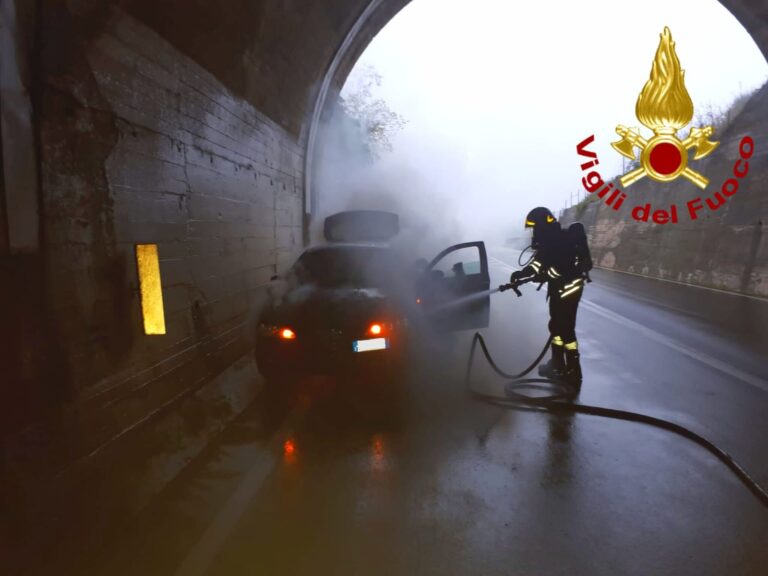 Chiusano, prende fuoco un’auto: paura sotto la galleria