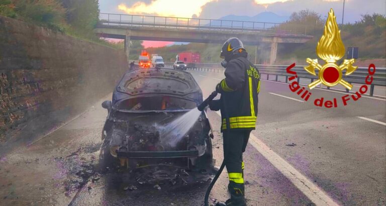 Auto in fiamme sull’A16: intervengono i Vigili del Fuoco