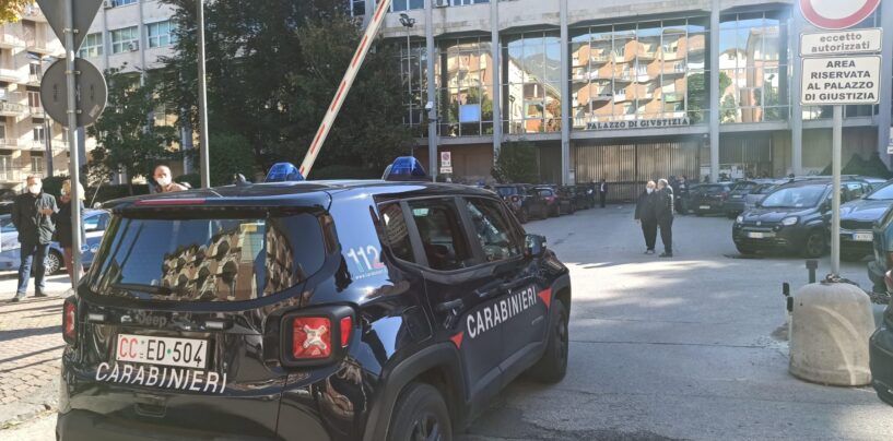 Minacce e danneggiamenti: 25enne tenta di estorcere denaro ai commercianti di Avellino