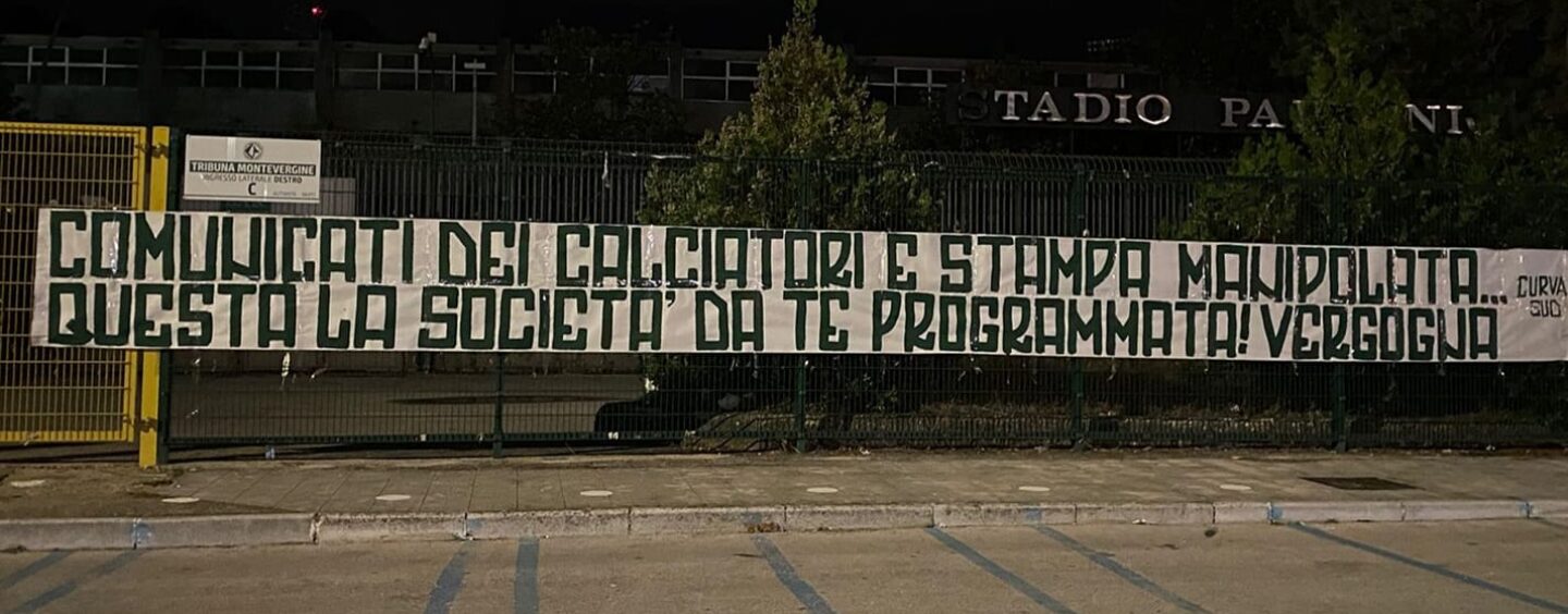 “Comunicati dei calciatori e stampa manipolata”: Avellino, duro striscione della Curva Sud