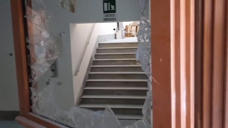 FOTO / Eliseo terra di nessuno, l’ex cinema ancora preda dei vandali. “Adesso basta”
