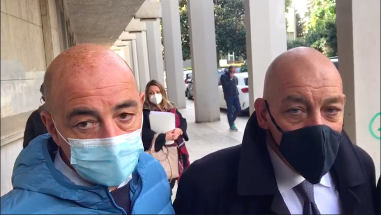 VIDEO/ Lo sguardo basso di Elena, la disperazione e l’incredulità dei fratelli di Aldo: omicidio Gioia, processo al via