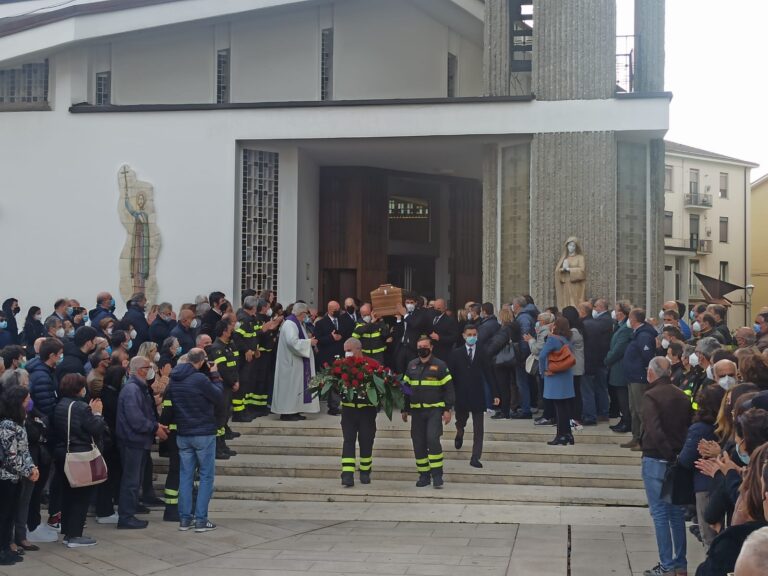 FOTO / San Ciro gremita, l’Irpinia dice addio a Bellizzi. “Un esempio per tutti”. Le lacrime di Ghemon