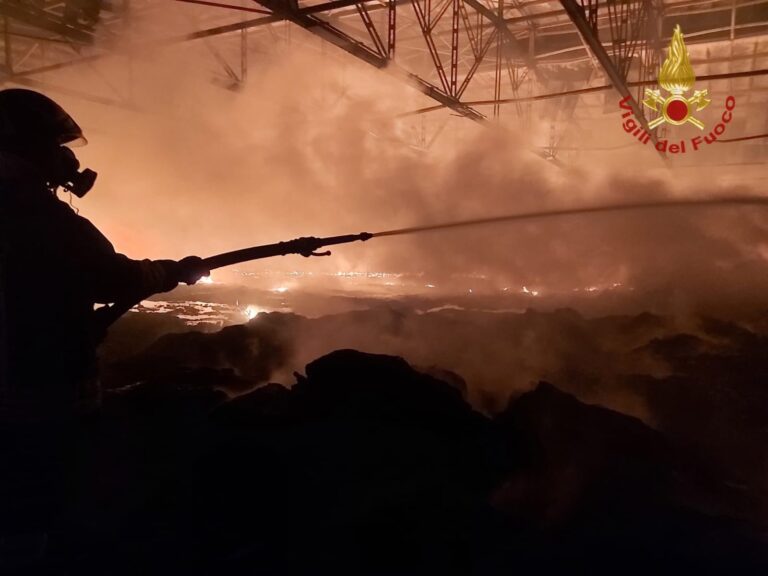 Incendio Airola: stop per azienda e aperta inchiesta, si attendono i rilievi dell’Arpac