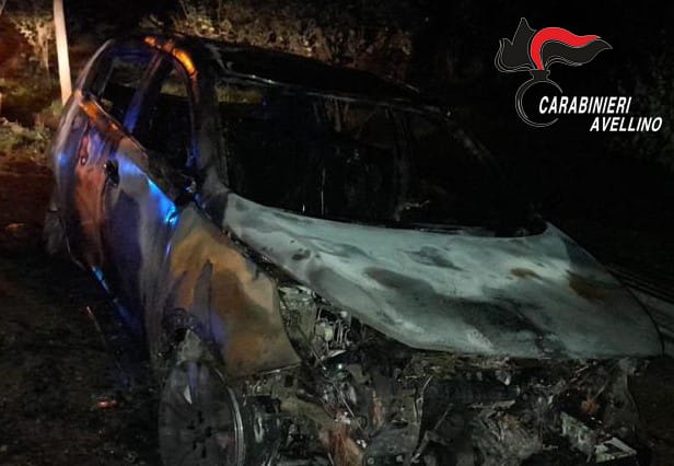 Aiello, auto distrutta dalle fiamme: indagano i carabinieri