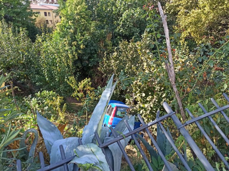 FOTO / Avellino, tragedia sfiorata: auto finisce nella scarpata, donna in ospedale