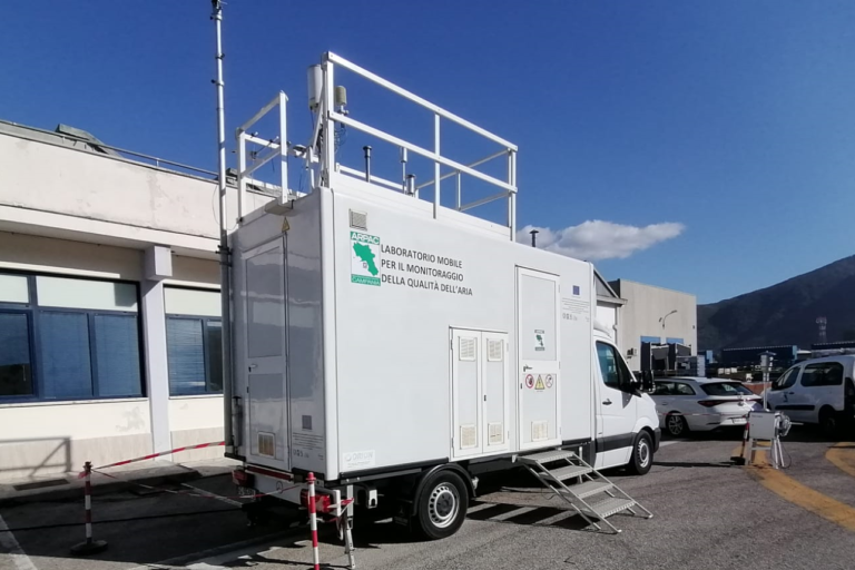 Incendio, ad Airola il laboratorio mobile dell’Arpac per valutare lo stato della qualità dell’aria