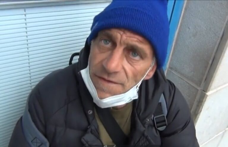 Luciano, l’uomo senza fissa dimora che dorme da settimane su una sedia nella sala attese del pronto soccorso di Avellino/VIDEO