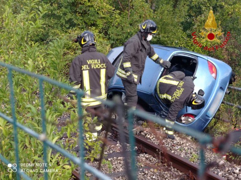 FOTO / Incidente a Prata, donna in auto finisce sui binari: trasportata in ospedale