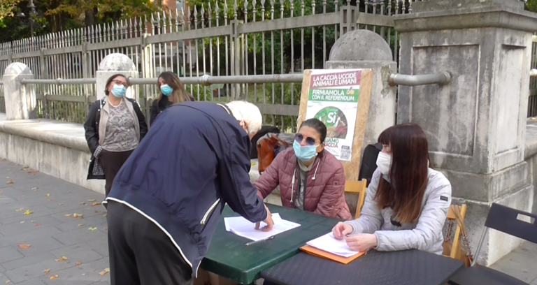 VIDEO/ “Sì aboliamo la caccia”: ultimo week-end per la raccolte firme. Le parlamentari Corda e Angrisani ad Avellino