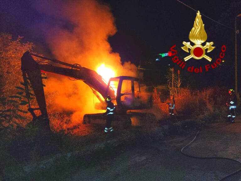 Grottolella: escavatore in fiamme