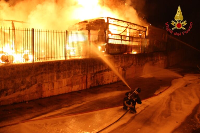 VIDEO/ Montefredane, fiamme in un’azienda di trasporti: 12 autoarticolati bruciati