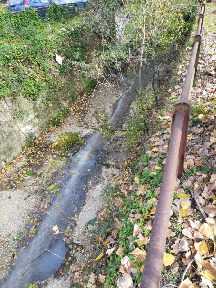 Fiume inquinato manocalzati